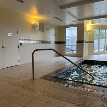 Courtyard by Marriott Wayne Fairfield - Pool area - Hotels Near Me - Wayne, New Jersey