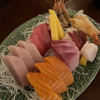 Sushi California - Surrey - Deluxe assorted w - Japanese Near Me - Surrey, British Columbia