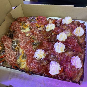 Izzy's Pizza Bus - Half Red Harvest / Half Veggie Zepelin - Food Trucks Near Me - Omaha, Nebraska