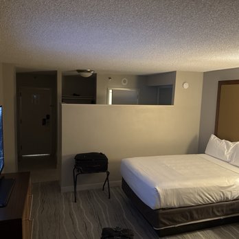 Hyatt Regency Miami - What's with the weird half wall and all the wasted space?!? - Hotels Near Me - Miami, Florida Hyatt Regency Miami - What's with the weird half wall and all the wasted space?!? - Hotels Near Me - Miami, Florida