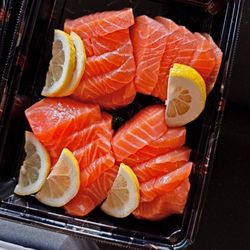 Yen Sushi revolving bar - Salmon Sashimi - 4 orders