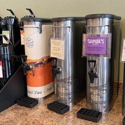 Maddie's Bagel & Eatery - Self serve coffee station