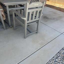 Some stains on the concrete didn't come out even though they were cleaned. Some stains on the concrete didn't come out even though they were cleaned.
