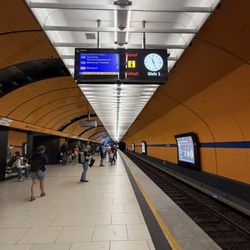 S / U Bahnhof Marienplatz - Marienplatz to BMW Welt