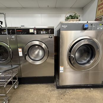 Park Avenue Coin Laundry - The $4.75 machines hold a pretty big load. The machine on the right is the 100 lb load washer for $10. It was massive! - Laundromat Near Me - Dothan, Alabama