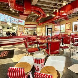 Freddy's Frozen Custard & Steakburgers - Dining area