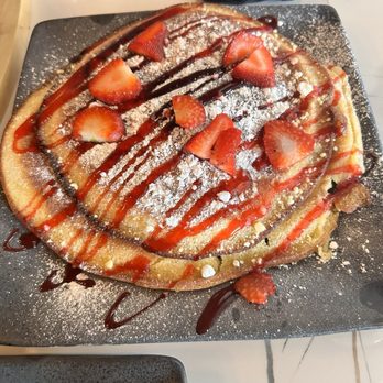 Blake’s Place - Pancakes with fresh strawberries and powdered sugar - Italian Near Me - New Orleans, Louisiana Blake’s Place - Pancakes with fresh strawberries and powdered sugar - Italian Near Me - New Orleans, Louisiana