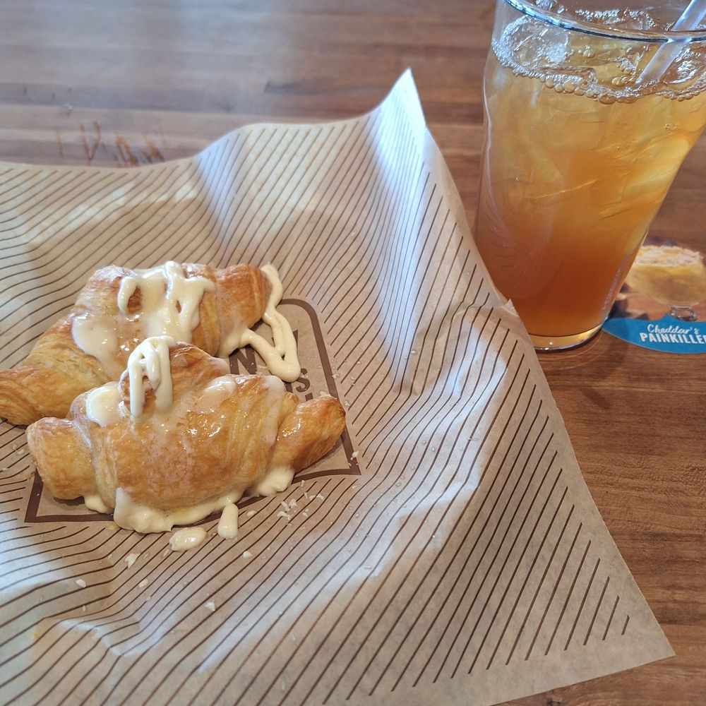 Cheddar's Scratch Kitchen - Croissants with warm butter and unsweetened tea with lemonade added. - American Near Me - Smyrna, Tennessee Cheddar's Scratch Kitchen - Croissants with warm butter and unsweetened tea with lemonade added. - American Near Me - Smyrna, Tennessee