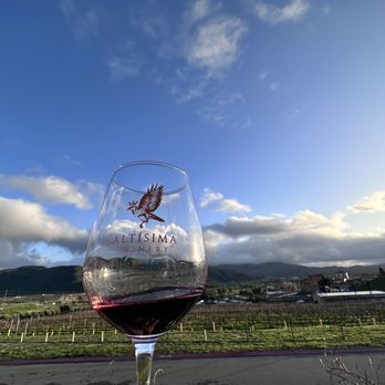 Altisima Winery - Beautiful view of outside and their wine, "el Rey" - Wineries Near Me - Temecula, California Altisima Winery - Beautiful view of outside and their wine, "el Rey" - Wineries Near Me - Temecula, California