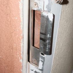 Days Inn by Wyndham Santa Fe New Mexico - Nearly every room has this. Falling apart locking system.