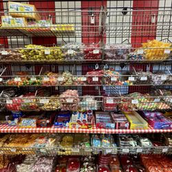 The Carmelcorn Shop - Tons of old-fashioned candies