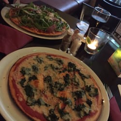 PizzAmici - Die vegane Pizza "grüner Kobold" (Spinat&Knoblauch) Hintergrund Pizza Landhaus(Parmesan,Rucola,landschinken,Walnüsse)