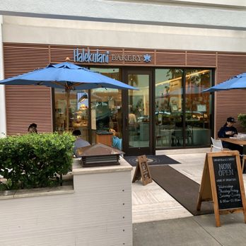 Halekulani Bakery - Outside restaurant seating - Bakeries Near Me - Honolulu, Hawaii