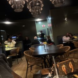 grida bistro and lounge - Live person playin music