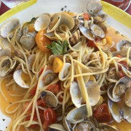 Spaghetti vongole (with tomato option) Spaghetti vongole (with tomato option)