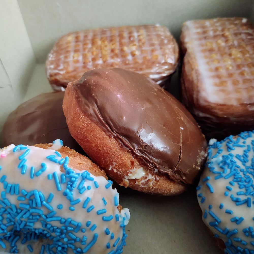 Delicious  Doughnuts  MY ORDER: 2 Cronuts / 2 Custard / 2  Frosted Cake  *Cronuts are a Croissants/ Donut  cross  They are DELICIOUS
