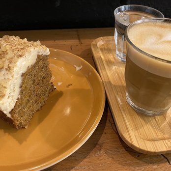 Departure Coffee Co. - oat milk latte and carrot cake - Coffee & Tea Near Me - Barcelona, B Departure Coffee Co. - oat milk latte and carrot cake - Coffee & Tea Near Me - Barcelona, B