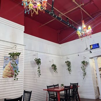 Boxcar Eats - Seating - Ice Cream & Frozen Yogurt Near Me - Sacramento, California