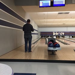 Coal Creek Bowling Center - Bowling (hopefully) our best game EVER!