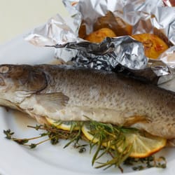 Restauracja Locomotiva - Grillowany pstrąg z pieczonymi ziemniaczkami.