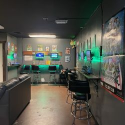 GeeksNGlory Gaming Bar - A wall for each different game console