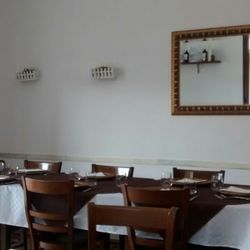 La Trattoria del Santo Bevitore - Gastraum mit Spiegel an der Wand