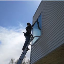 Parilla Window Cleaning and Screen Replacement