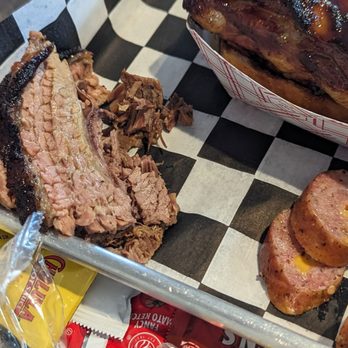 Beach Avenue BBQ - Sampler platter - wagyu brisket - Barbeque Near Me - Brookfield, Illinois