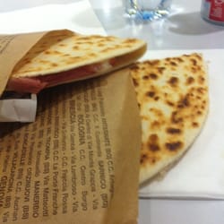 La Piadineria - Piadina con crudo, pomodoro e mozzarella, 4,80€