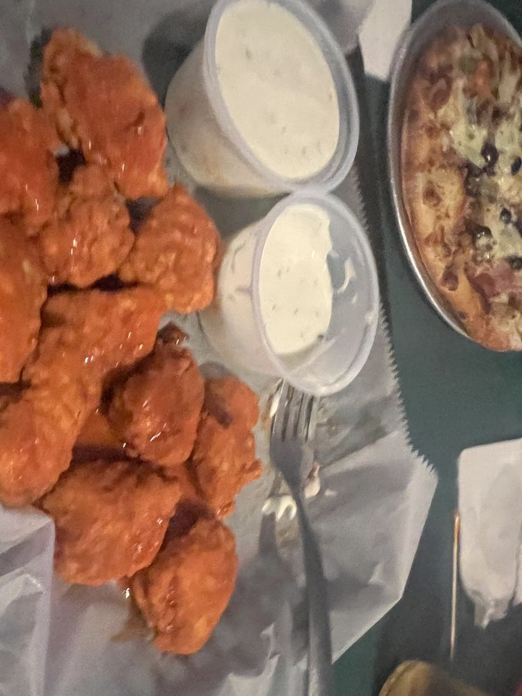 SPORTS FANS PIZZA Updated August 2024 21 Photos & 66 Reviews 1723