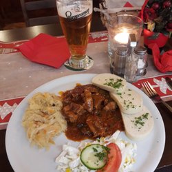 Gambrinus Bierstuben - Gulasch, Semmelknöder und Sauerkraut.