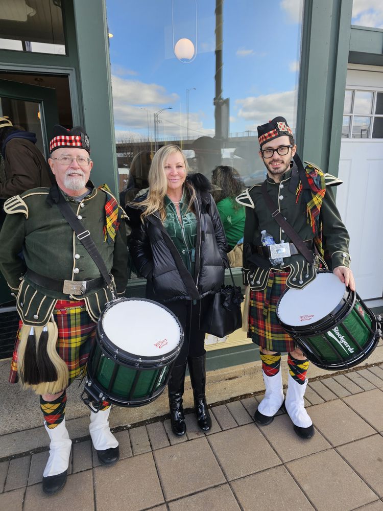 Lola’s salon & Aqua de vida med spa Logo