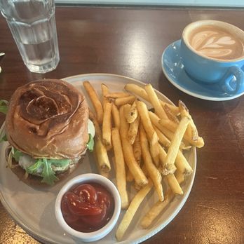 Tinta y Cafe - Burger and cafe con leche - Cafes Near Me - Miami Shores, Florida