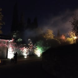 Món Sant Benet - Davant del monestir.