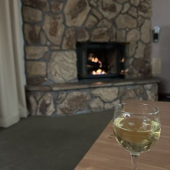 Lagonita Lodge - Fireplace drink - Hotels Near Me - Big Bear Lake, California