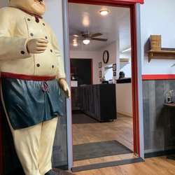 Contessa's on the Lake - Looking at the order counter from the dining room, while Mr. Pepperoni looks on!