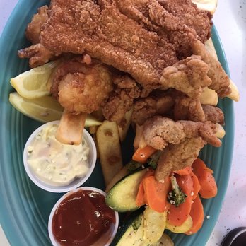 Hi-Way 101 Diner - Seafood platter dinner: two fish, 5 shrimp, some clam strips, choice of potato, veggie of the day, garlic bread and choice of soup or salad - Diners Near Me - Sequim, Washington