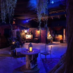 American Monsters - Onionhead's Revenge - Additional seating in main area when you walk in