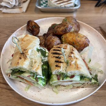 Breakaway Cafe - Chicken Pesto Sándwich - Cafes Near Me - Culver City, California Breakaway Cafe - Chicken Pesto Sándwich - Cafes Near Me - Culver City, California
