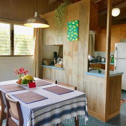 Kaumana Caves Inn - Kitchen/Dining area open to all guests. Meet people from all over the world!