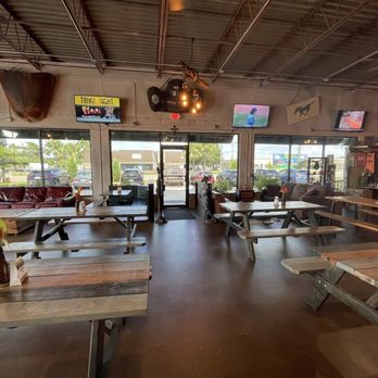 Pee Pa's Garage - Tasting room - Breweries Near Me - Pinellas Park, Florida