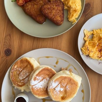 Clarice's Brunch - Japanese Pancakes with honey butter & fruit, eggs platter, dirty chai latte, & coffee. - Cafeteria Near Me - Alvor, 08