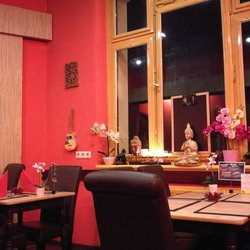 Chang Thai - Der sehr grell ausgeleuchtete Gastraum ist hoch und zugig.
