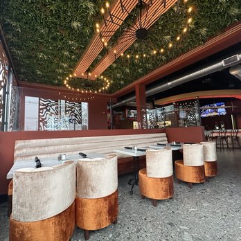 Holy Chick! Mother Cruster! - Dining area - Pizza Near Me - Franklin, New Jersey