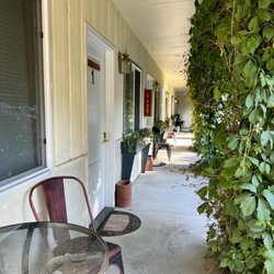 Emerald Valley Inn - Entrance to rooms