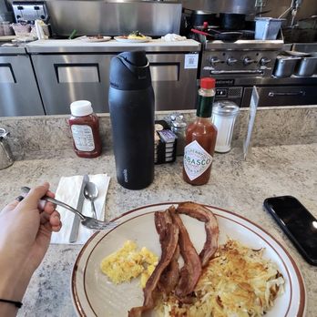 Neal's Coffee Shop - Eggs, Bacon, Hash Brosns - American Near Me - Burlingame, California