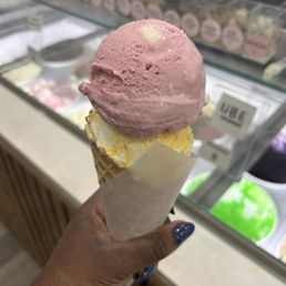 2 scoops, Strawberry cheesecake and mango with sticky rice ice cream 2 scoops, Strawberry cheesecake and mango with sticky rice ice cream