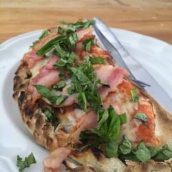 Calzone de tocino, pepperoni y albaca