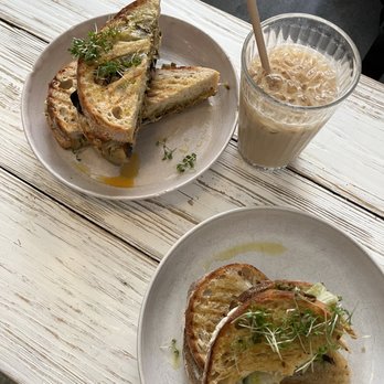 Farm2Table - iced lavender latte with oat milk sourdough grilled artichoke sandwich - Breakfast & Brunch Near Me - Malmö, M
