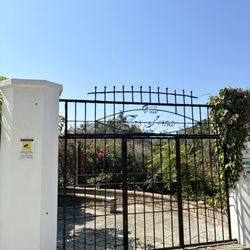 Villa Las Tronas - Pedestrian gate to enter. You have to ring bell to enter. Similar to ring doorbell